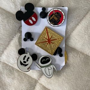 8 Disney pins